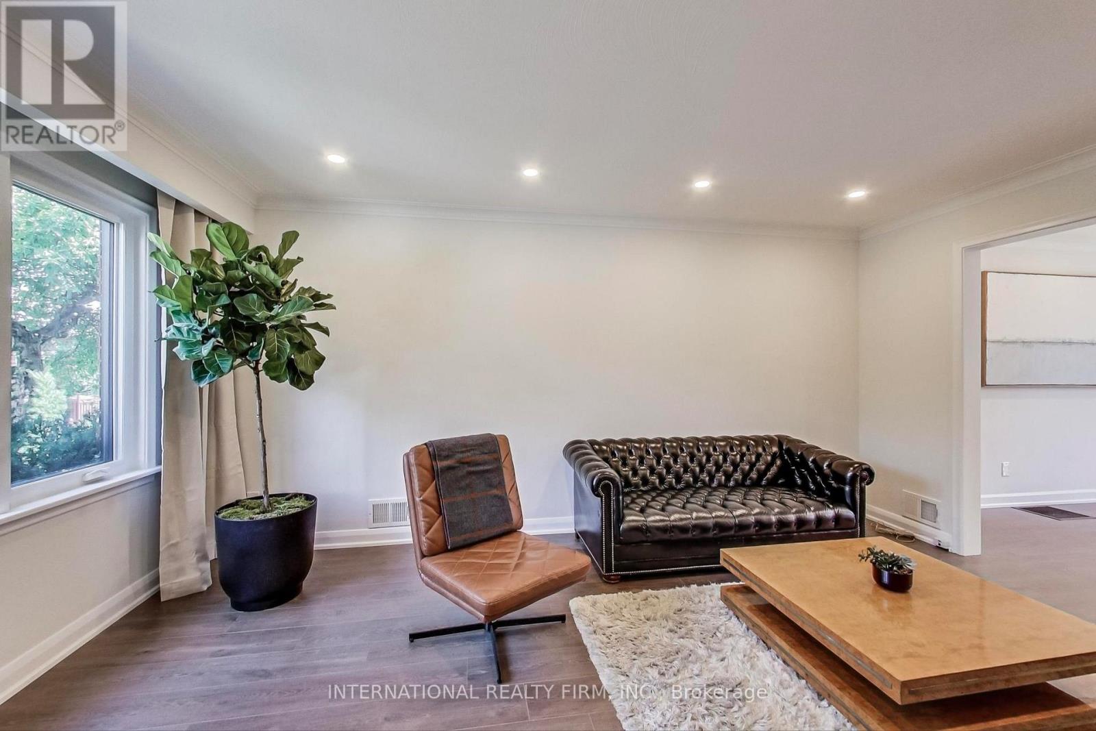 1097 Glengrove Avenue, Toronto, Ontario  M6B 2K3 - Photo 4 - W13228400