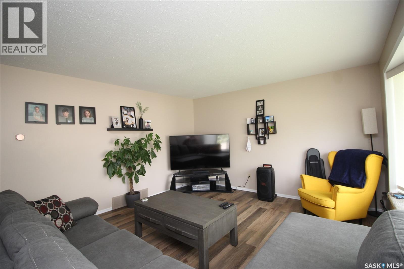 622 9th Street W, Shaunavon, Saskatchewan  S0N 2M0 - Photo 2 - SK037917