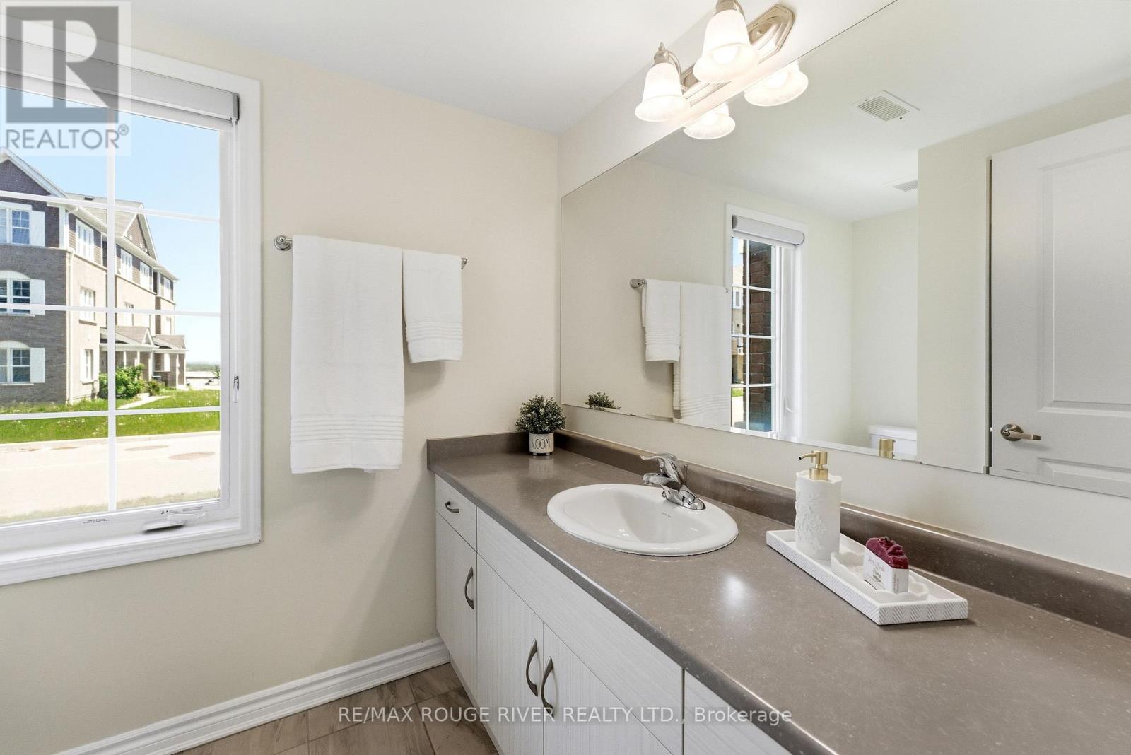 2402 Fall Harvest Crescent, Pickering, Ontario  L1X 0G2 - Photo 8 - E13228594