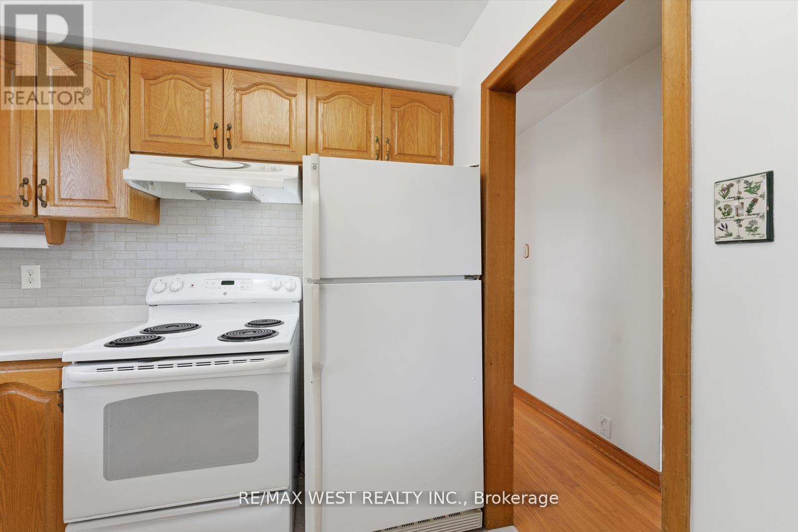 7066 Magic Court, Mississauga, Ontario  L4T 3A1 - Photo 12 - W13228660