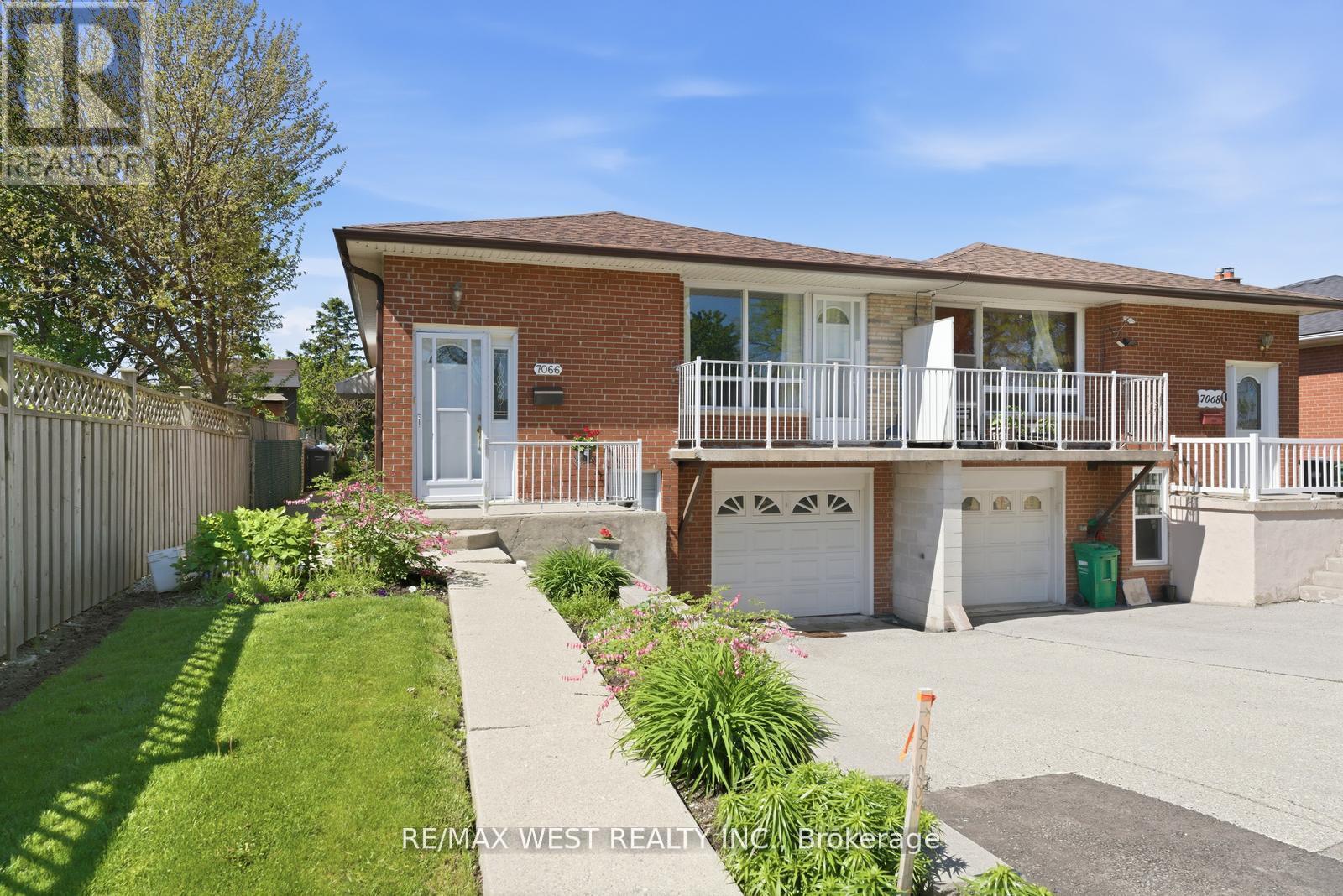 7066 Magic Court, Mississauga, Ontario  L4T 3A1 - Photo 3 - W13228660