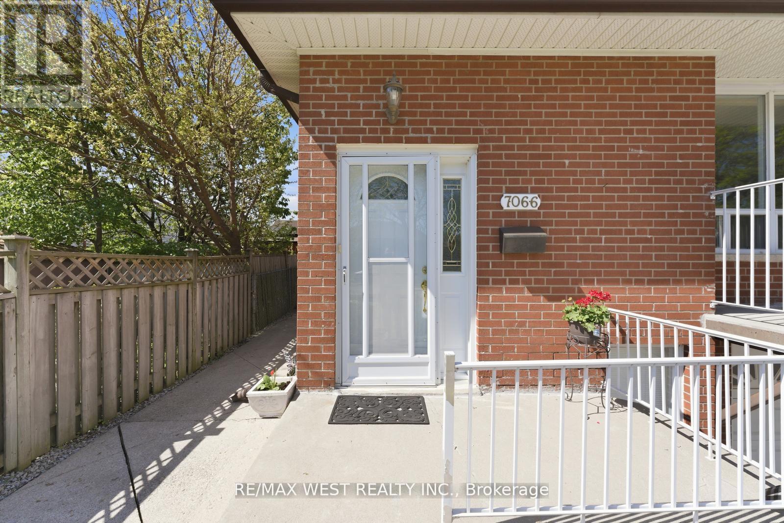7066 Magic Court, Mississauga, Ontario  L4T 3A1 - Photo 5 - W13228660