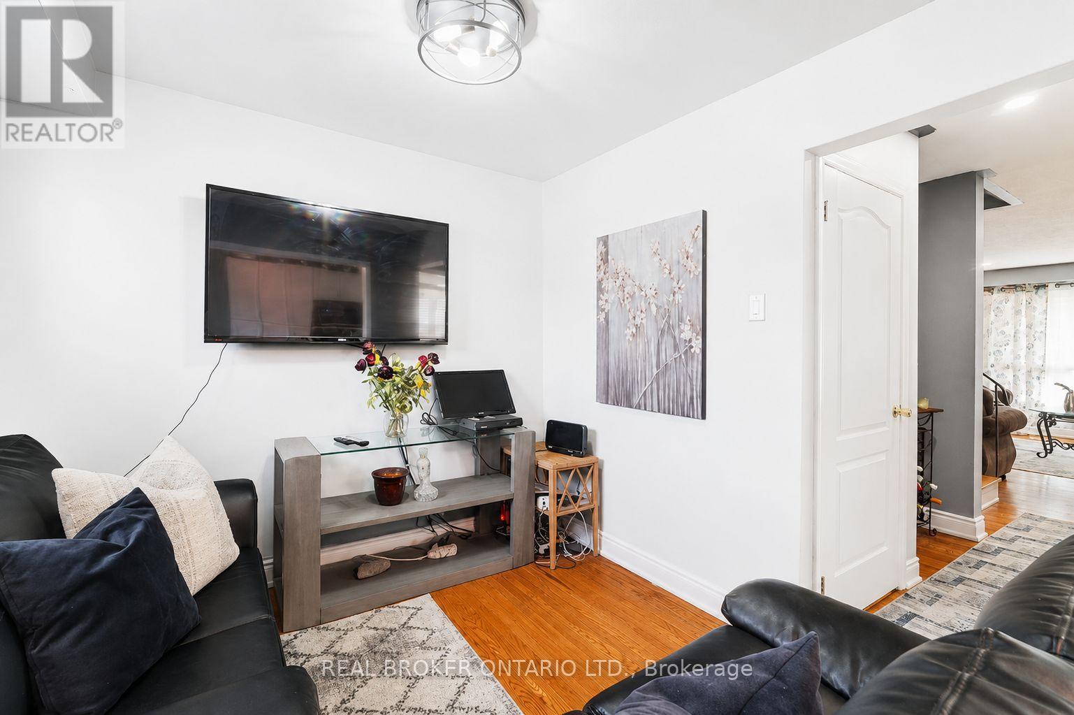 3106 Redbank Crescent, Mississauga, Ontario  L4T 1V1 - Photo 7 - W13228664