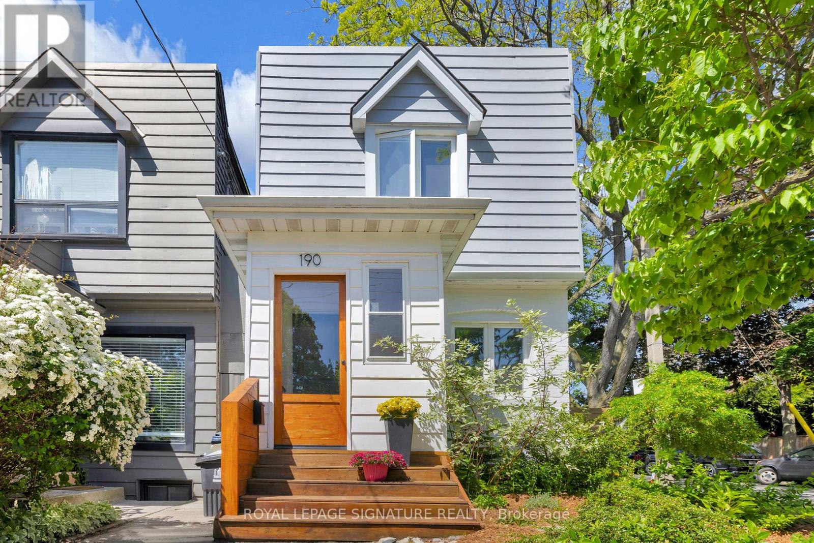 <div class="slider-price">$1,089,000</div><p>190 Alton Avenue, Toronto, Ontario</p>