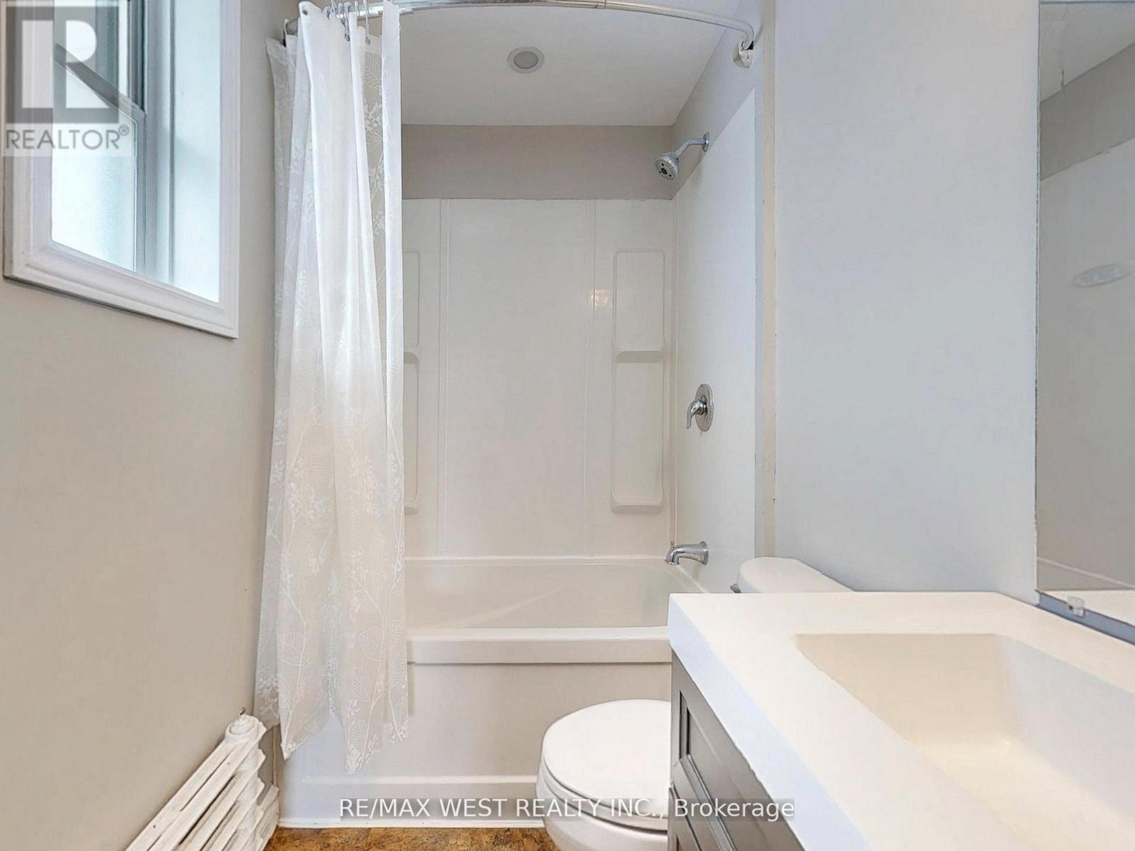 16 Upwood Avenue, Toronto, Ontario  M6L 3A5 - Photo 35 - W13228752