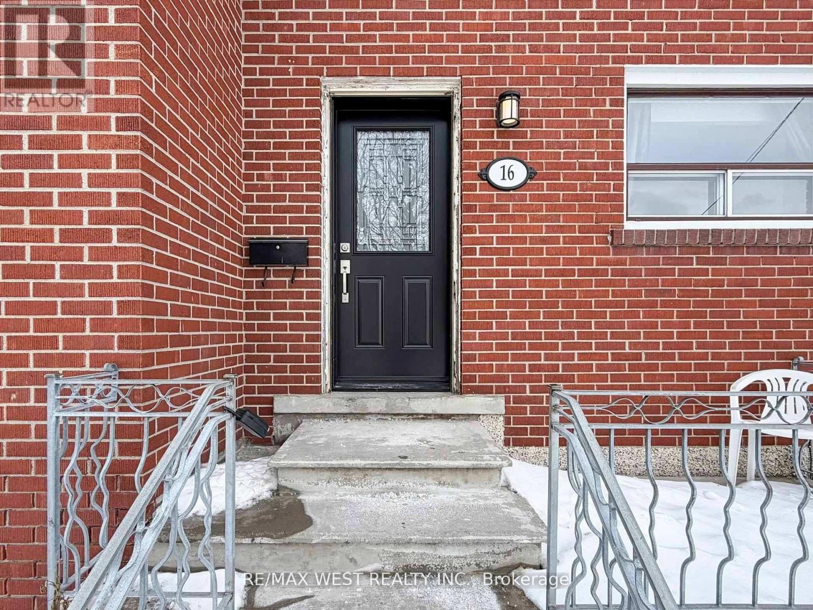 16 Upwood Avenue, Toronto, Ontario  M6L 3A5 - Photo 6 - W13228752
