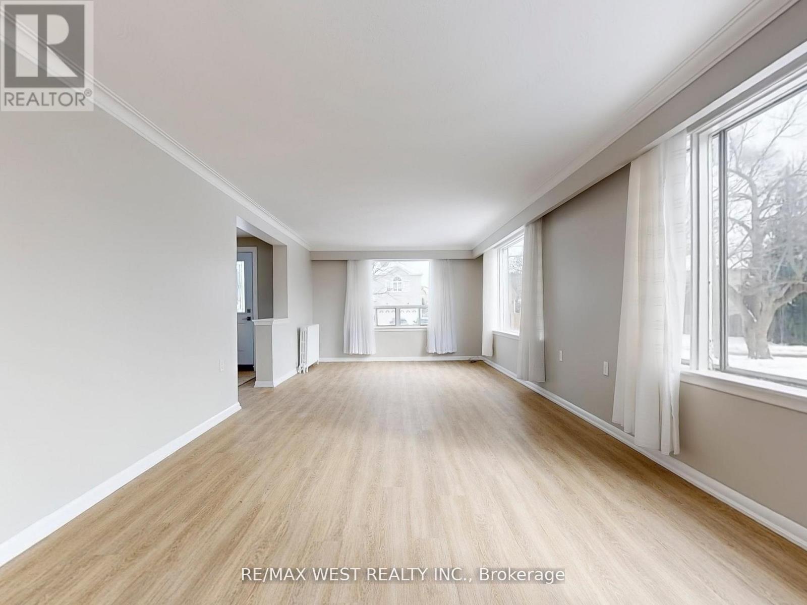 16 Upwood Avenue, Toronto, Ontario  M6L 3A5 - Photo 9 - W13228752