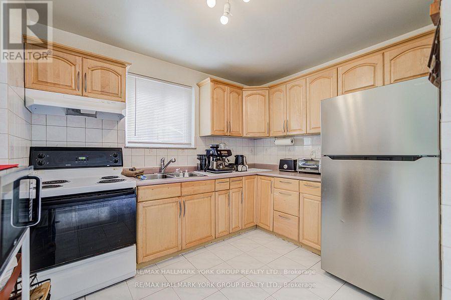 9 Bur Oak Way, Toronto, Ontario  M3L 2G3 - Photo 3 - W13228880