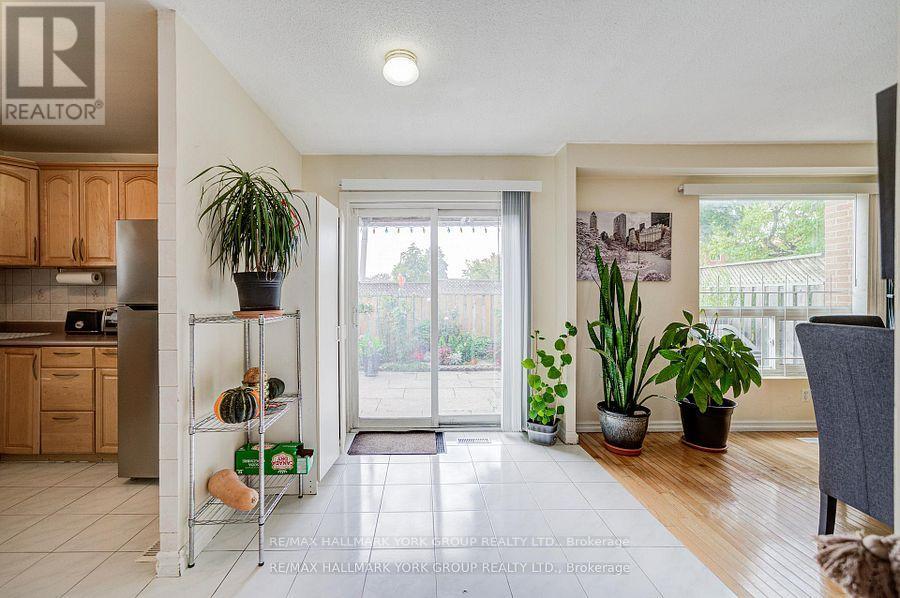 9 Bur Oak Way, Toronto, Ontario  M3L 2G3 - Photo 4 - W13228880