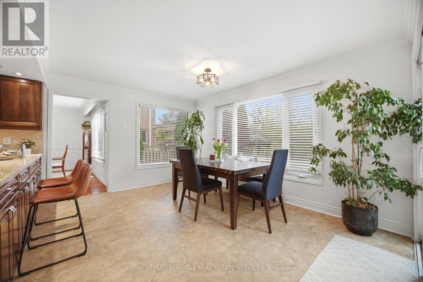 1122 Berkshire Court, Oakville, Ontario  L6M 2L6 - Photo 10 - W13229104