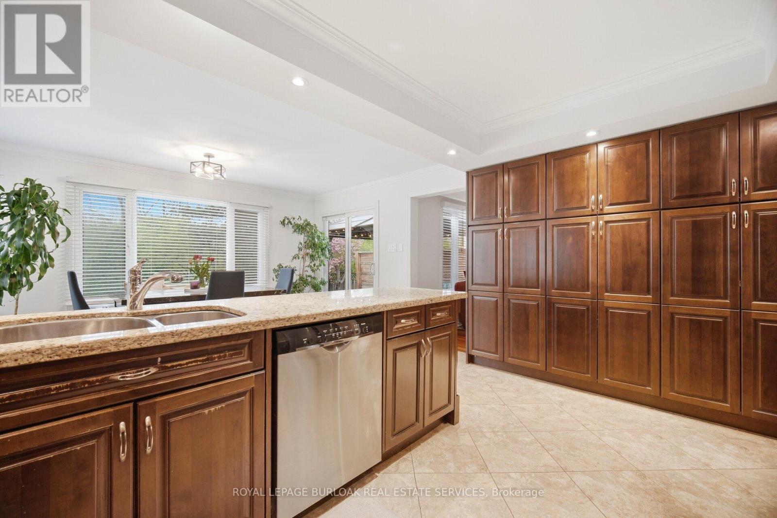 1122 Berkshire Court, Oakville, Ontario  L6M 2L6 - Photo 14 - W13229104