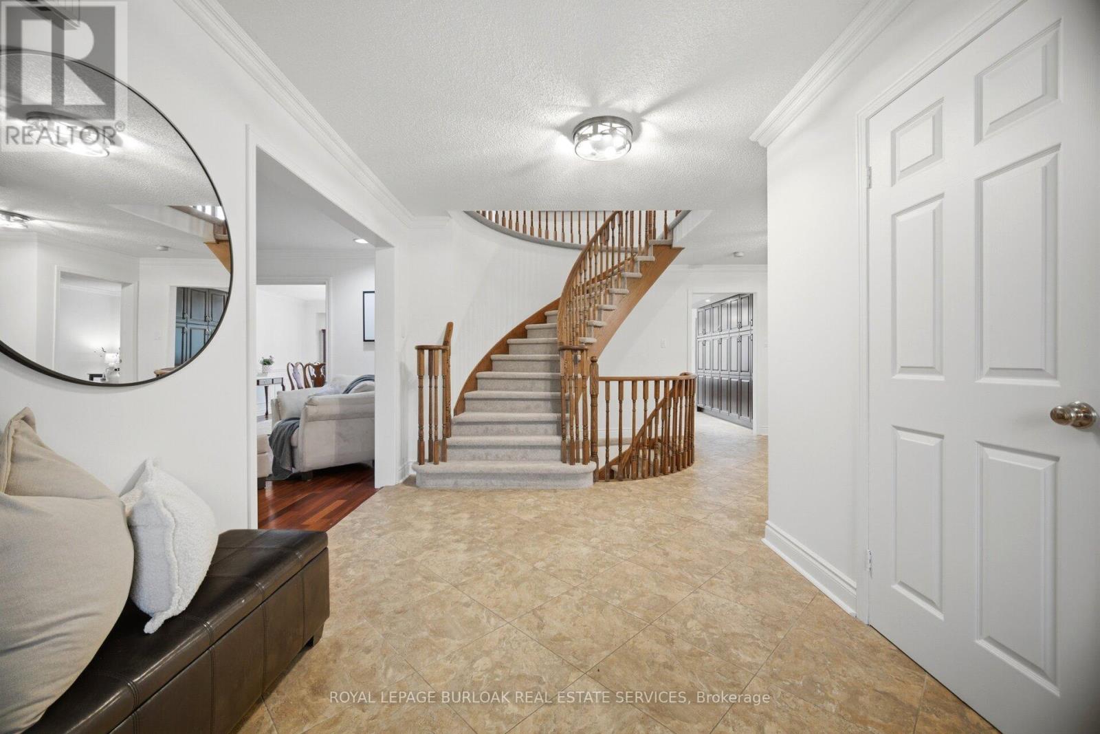 1122 Berkshire Court, Oakville, Ontario  L6M 2L6 - Photo 4 - W13229104