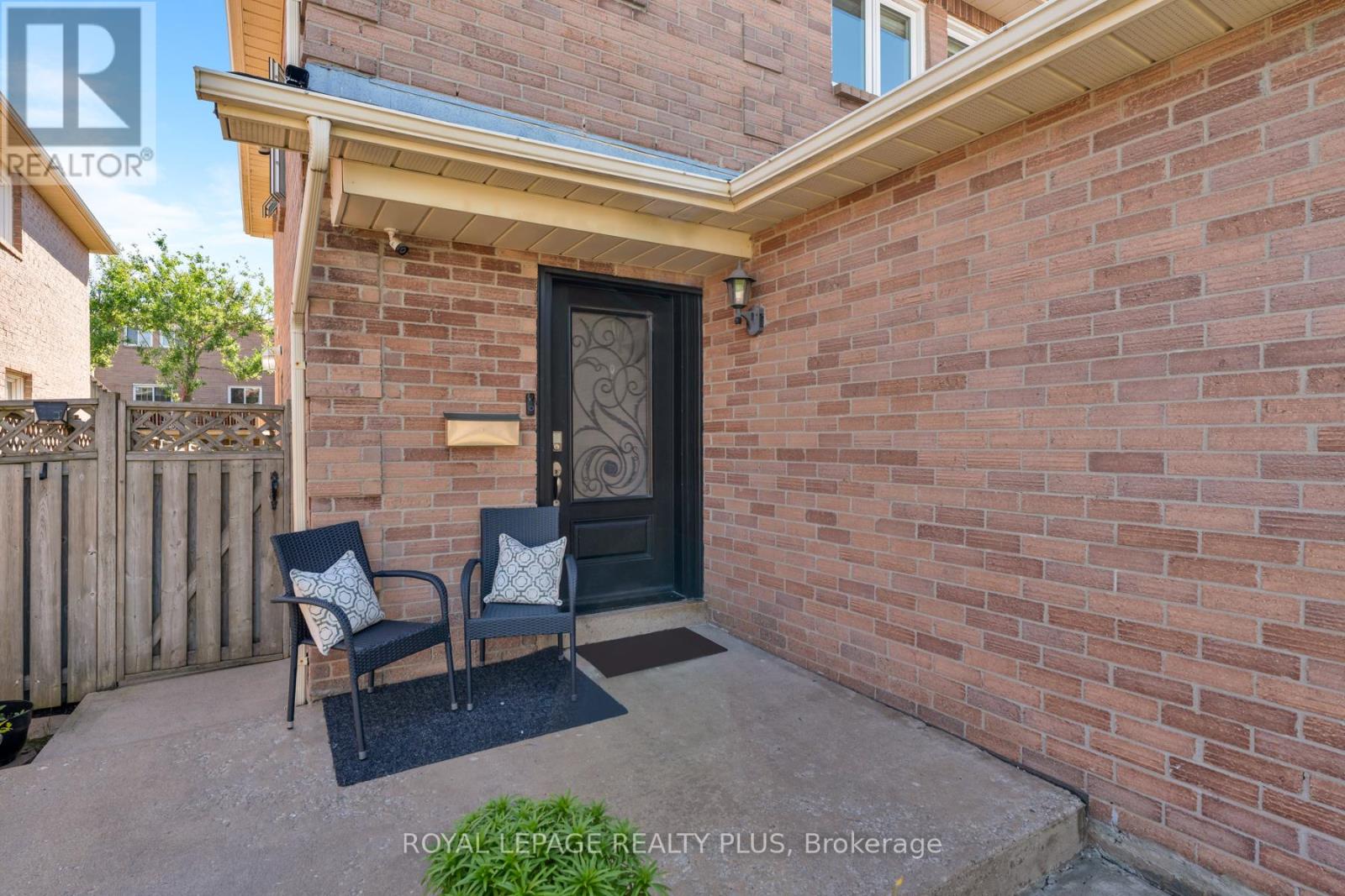 5229 Palomar Crescent, Mississauga, Ontario  L5R 2W8 - Photo 2 - W13229196