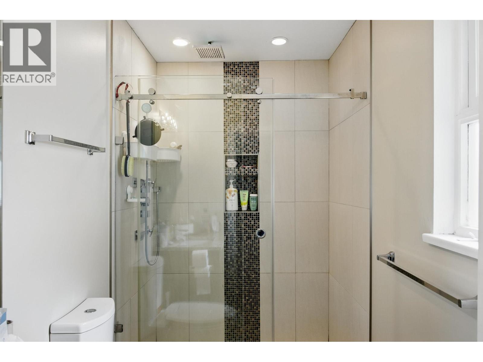 4938 Redonda Drive, North Vancouver, British Columbia  V7R 3J9 - Photo 12 - R3130838