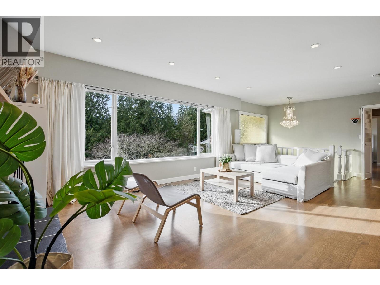 4938 Redonda Drive, North Vancouver, British Columbia  V7R 3J9 - Photo 4 - R3130838
