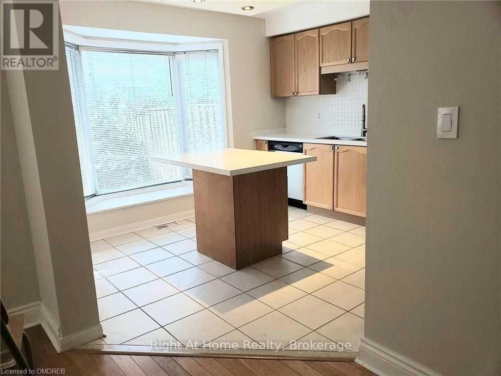 2467 Carberry Way, Oakville, Ontario  L6M 4S5 - Photo 6 - W13229350