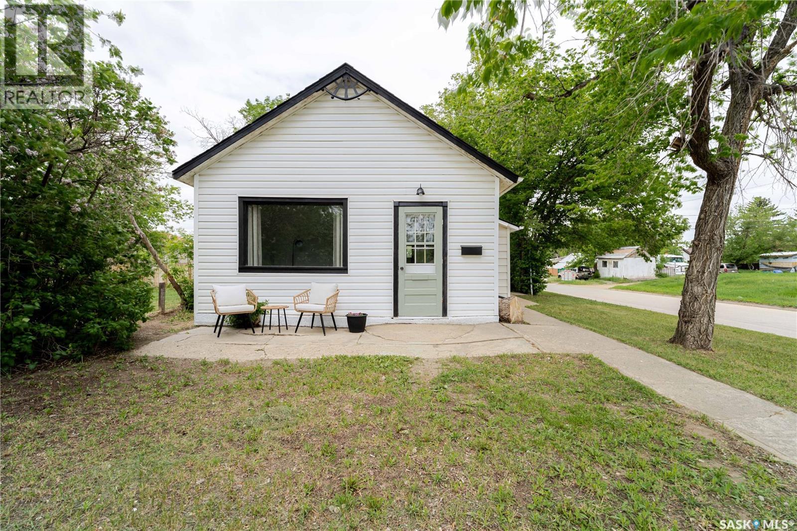 1102 Iroquois Street W, Moose Jaw, Saskatchewan  S6H 5B9 - Photo 2 - SK037949