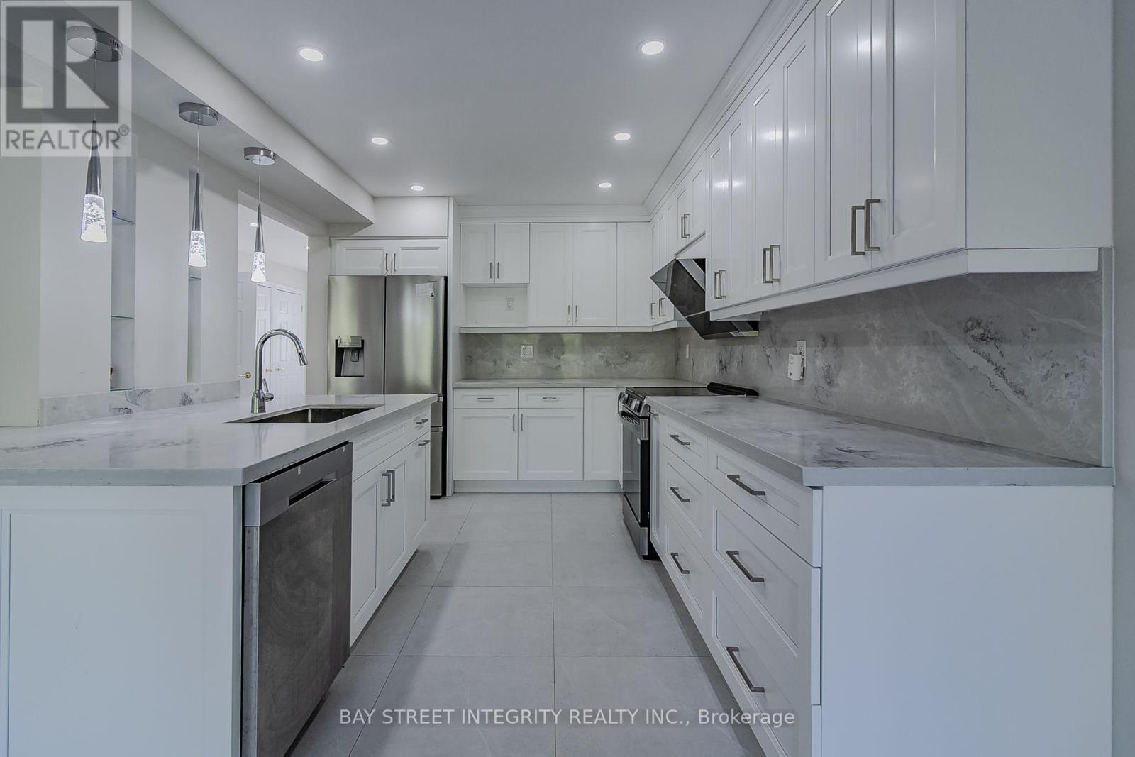 110 Holly Drive, Richmond Hill, Ontario  L4S 2R6 - Photo 2 - N13229324