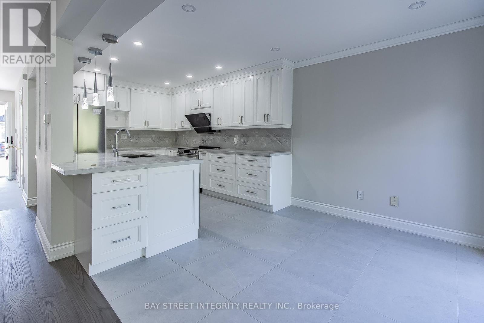 110 Holly Drive, Richmond Hill, Ontario  L4S 2R6 - Photo 4 - N13229324