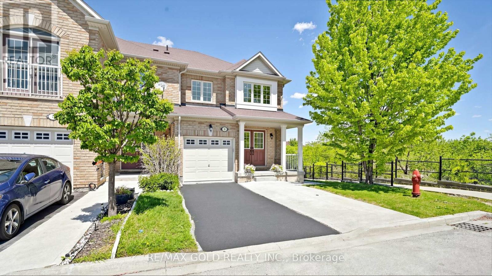 9 EDGEWATER COURT, Brampton, Ontario