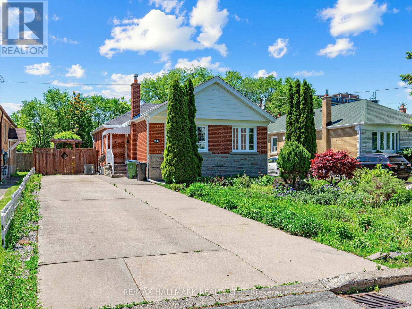 34 GREYLAWN CRESCENT, Toronto, Ontario