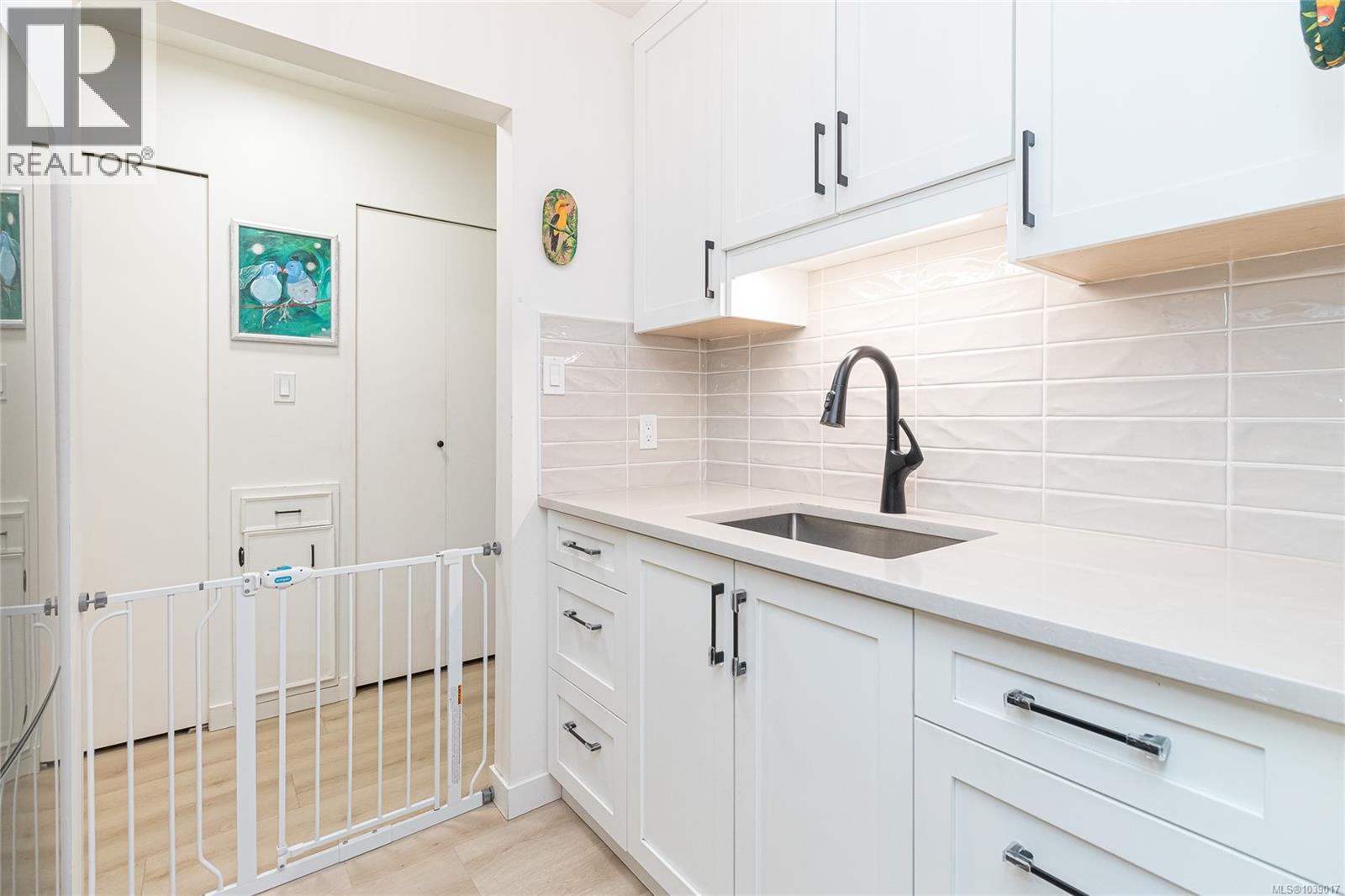 205 3160 Irma St, Victoria, British Columbia  V9A 1S8 - Photo 10 - 1039017