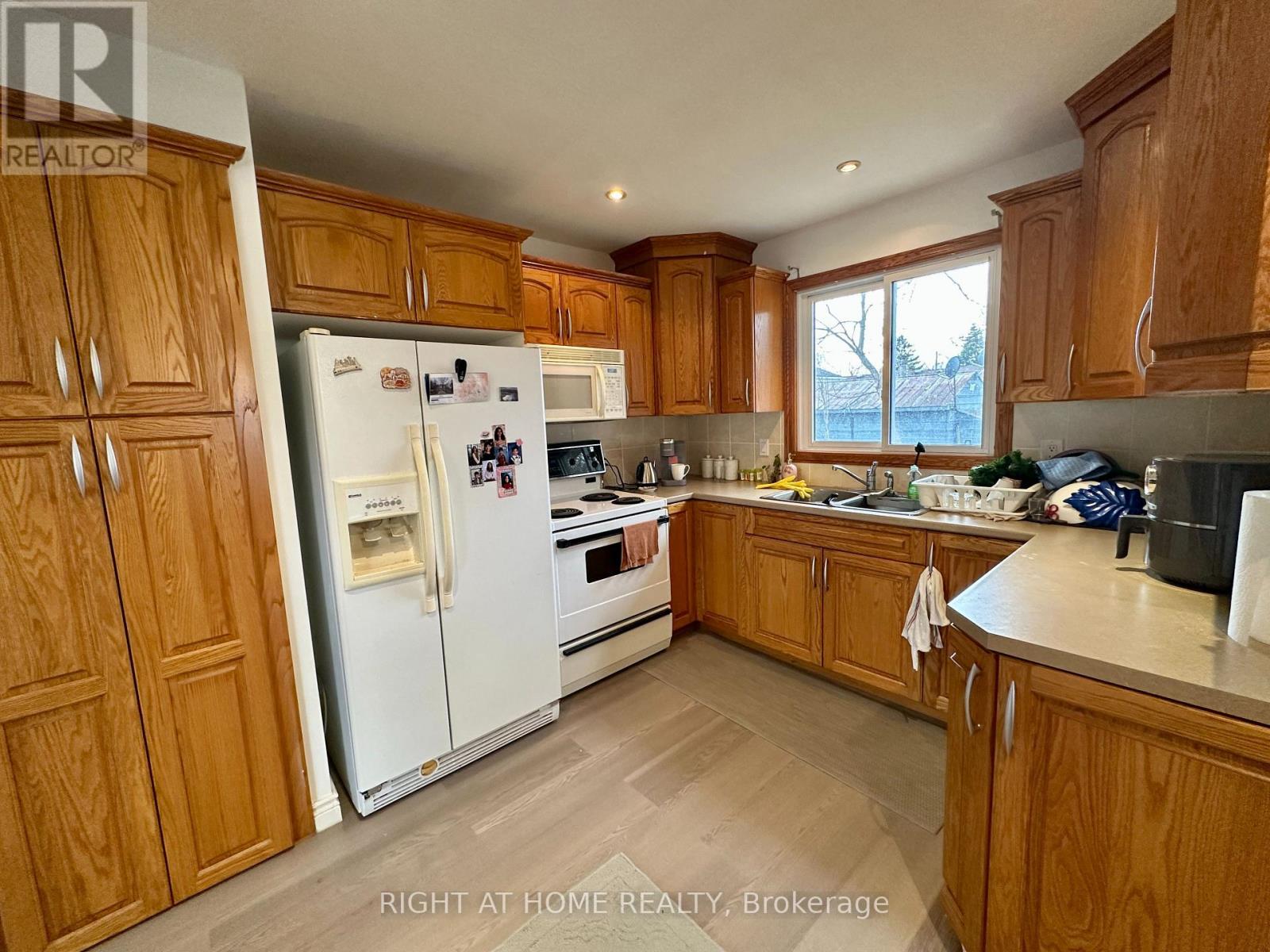 16 Rowanwood Avenue, Brant, Ontario  N3S 7B6 - Photo 5 - X12935932
