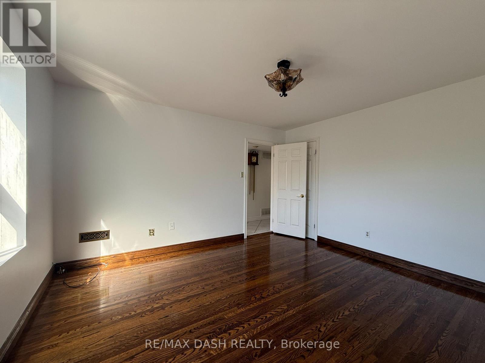Upper - 2973 Bloor Street W, Toronto, Ontario  M4Y 1B8 - Photo 25 - W13229766
