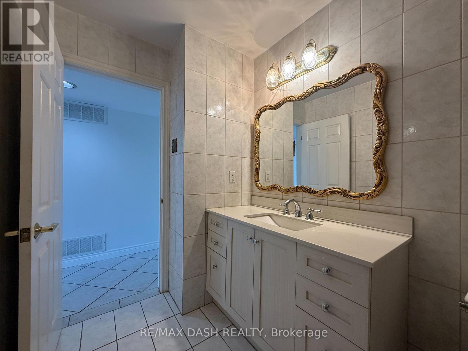Upper - 2973 Bloor Street W, Toronto, Ontario  M4Y 1B8 - Photo 27 - W13229766