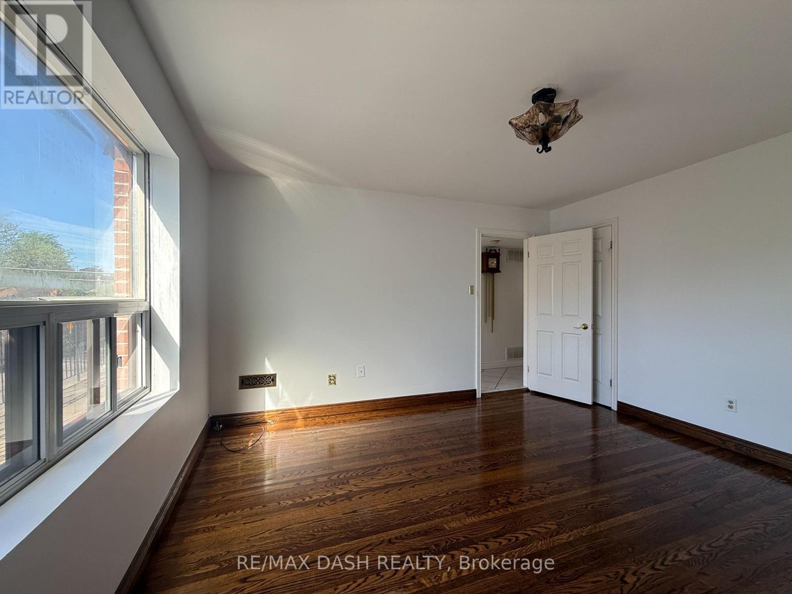 Upper - 2973 Bloor Street W, Toronto, Ontario  M4Y 1B8 - Photo 33 - W13229766