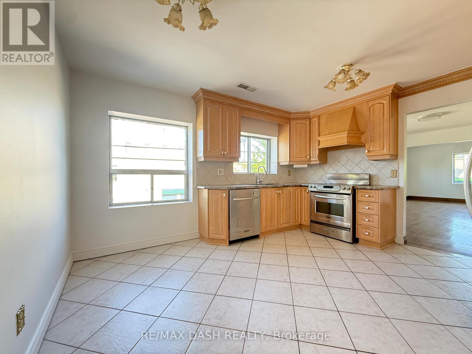 Upper - 2973 Bloor Street W, Toronto, Ontario  M4Y 1B8 - Photo 7 - W13229766
