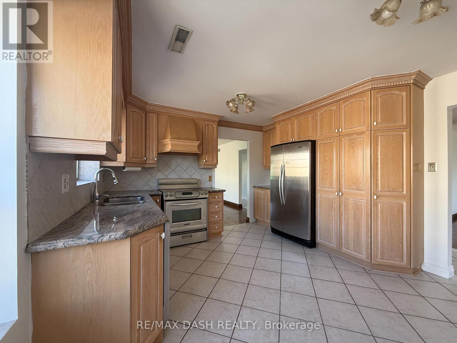 Upper - 2973 Bloor Street W, Toronto, Ontario  M4Y 1B8 - Photo 8 - W13229766