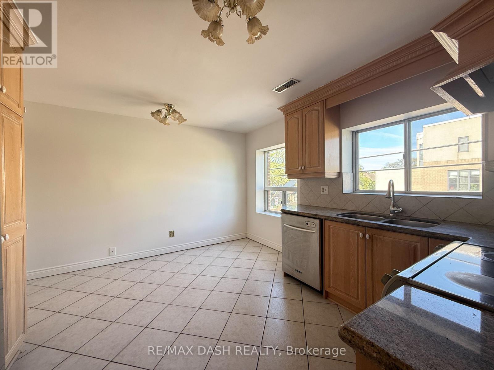 Upper - 2973 Bloor Street W, Toronto, Ontario  M4Y 1B8 - Photo 9 - W13229766