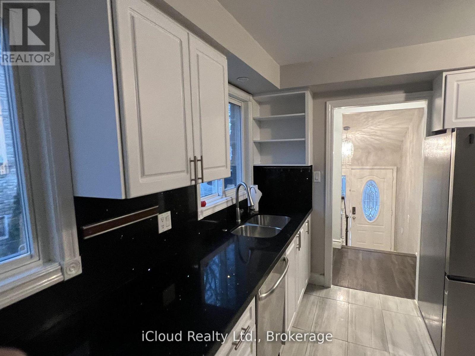 30 Salisbury Circle, Brampton, Ontario  L6V 2Z5 - Photo 5 - W13229880