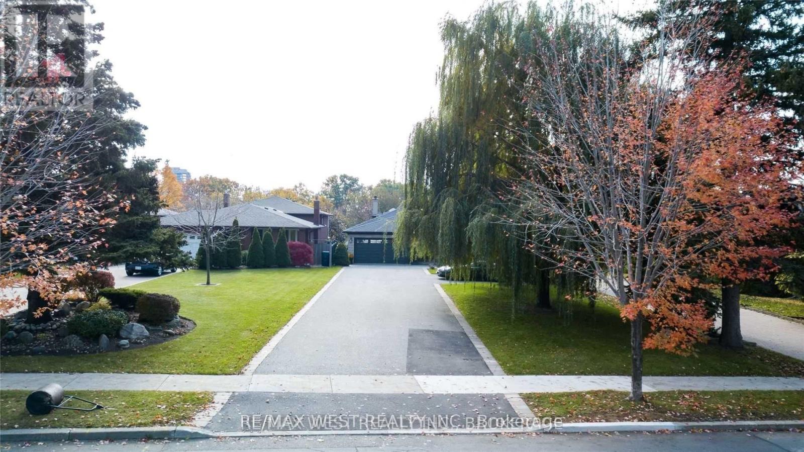 393 Maple Leaf Drive, Toronto, Ontario  M6L 1P4 - Photo 2 - W13230016