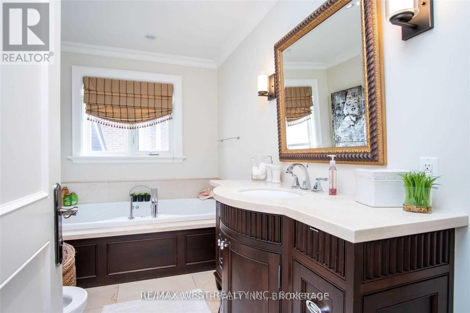 393 Maple Leaf Drive, Toronto, Ontario  M6L 1P4 - Photo 7 - W13230016