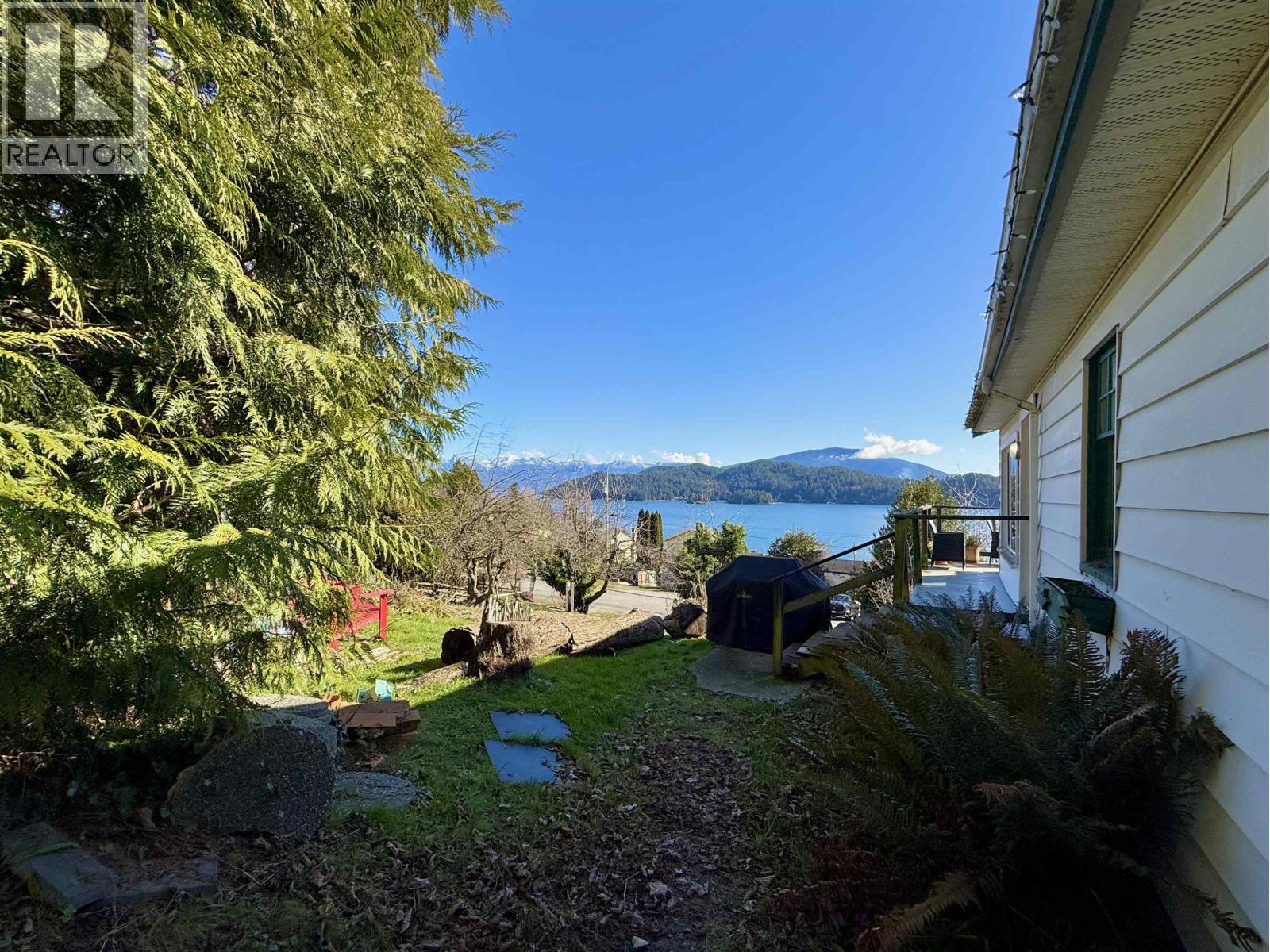 609 Glen Road, Gibsons, British Columbia V0N 1V9 - Photo 2 - R3131077
