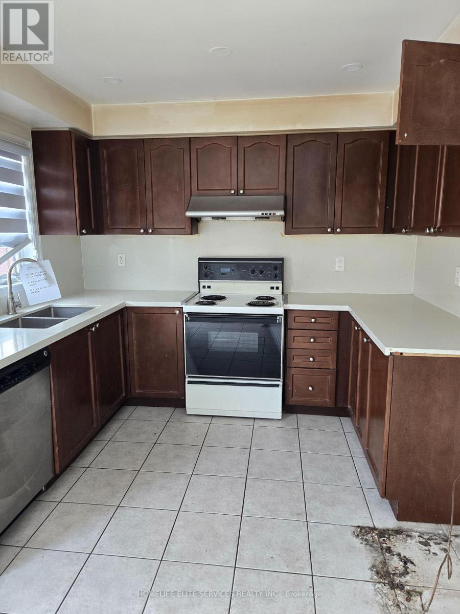 110 Crystalview Crescent, Brampton, Ontario  L6P 2S2 - Photo 4 - W13230100