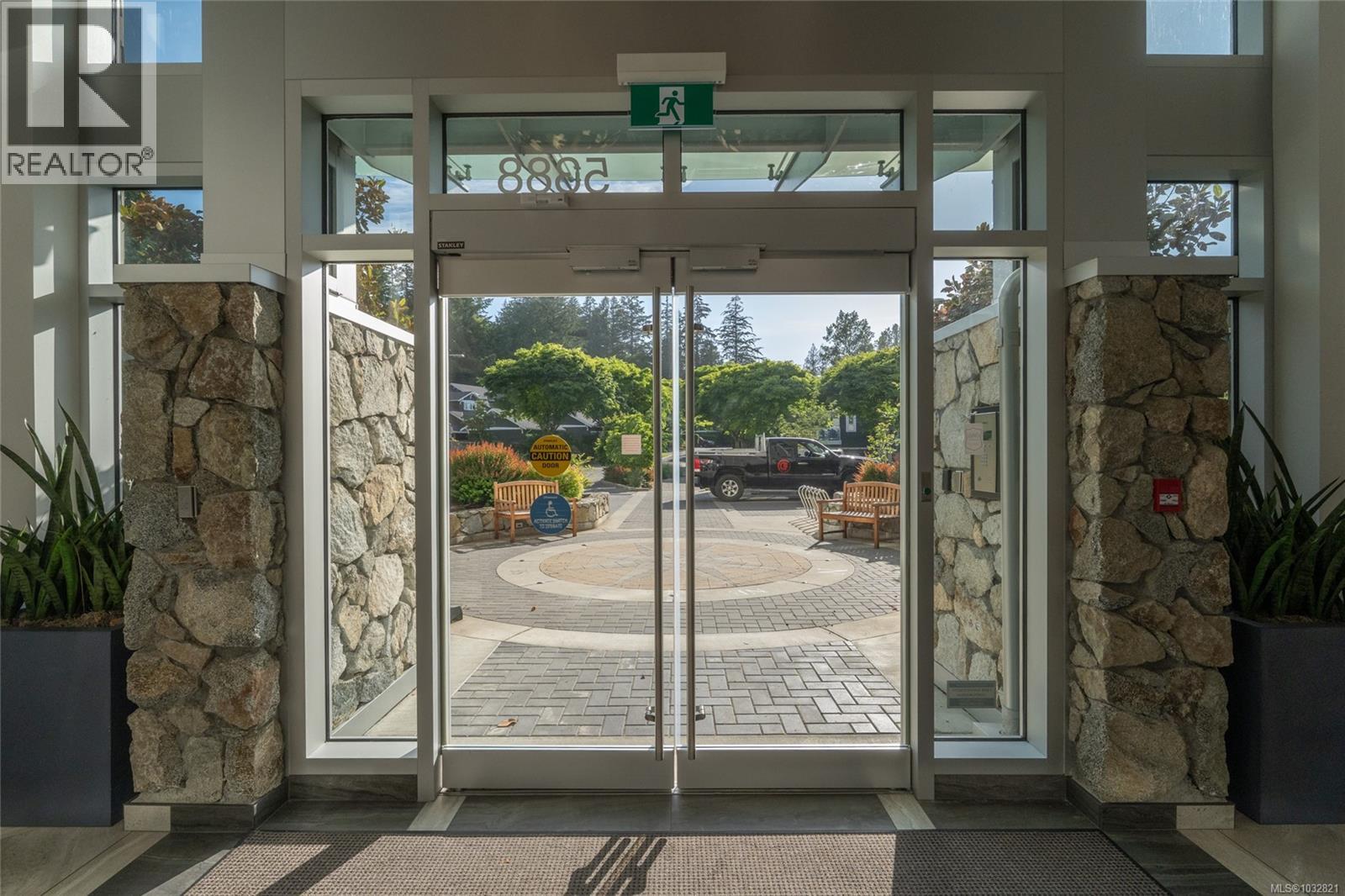 301 5388 Hill Rise Terr, Saanich, British Columbia  V8Y 3K3 - Photo 11 - 1032821
