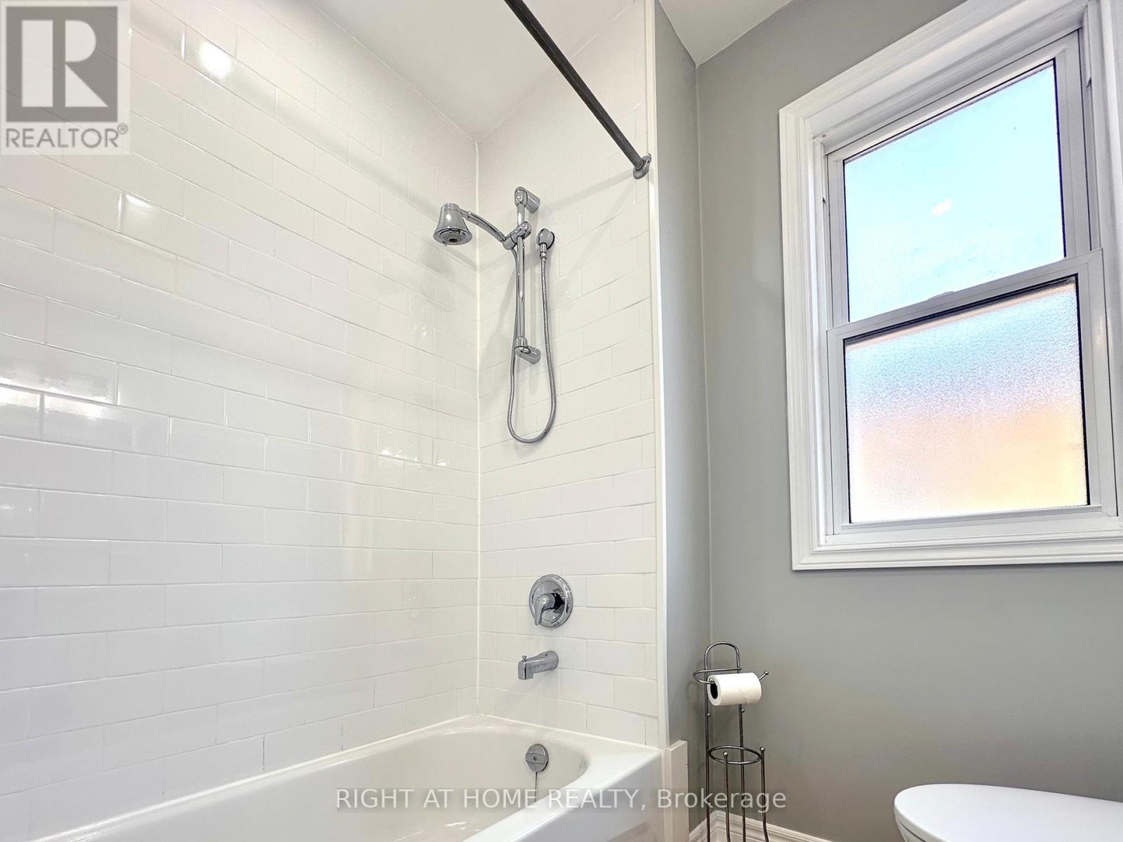 Upper - 123 Lindsey Avenue, Toronto, Ontario  M6H 1E5 - Photo 11 - C13230176
