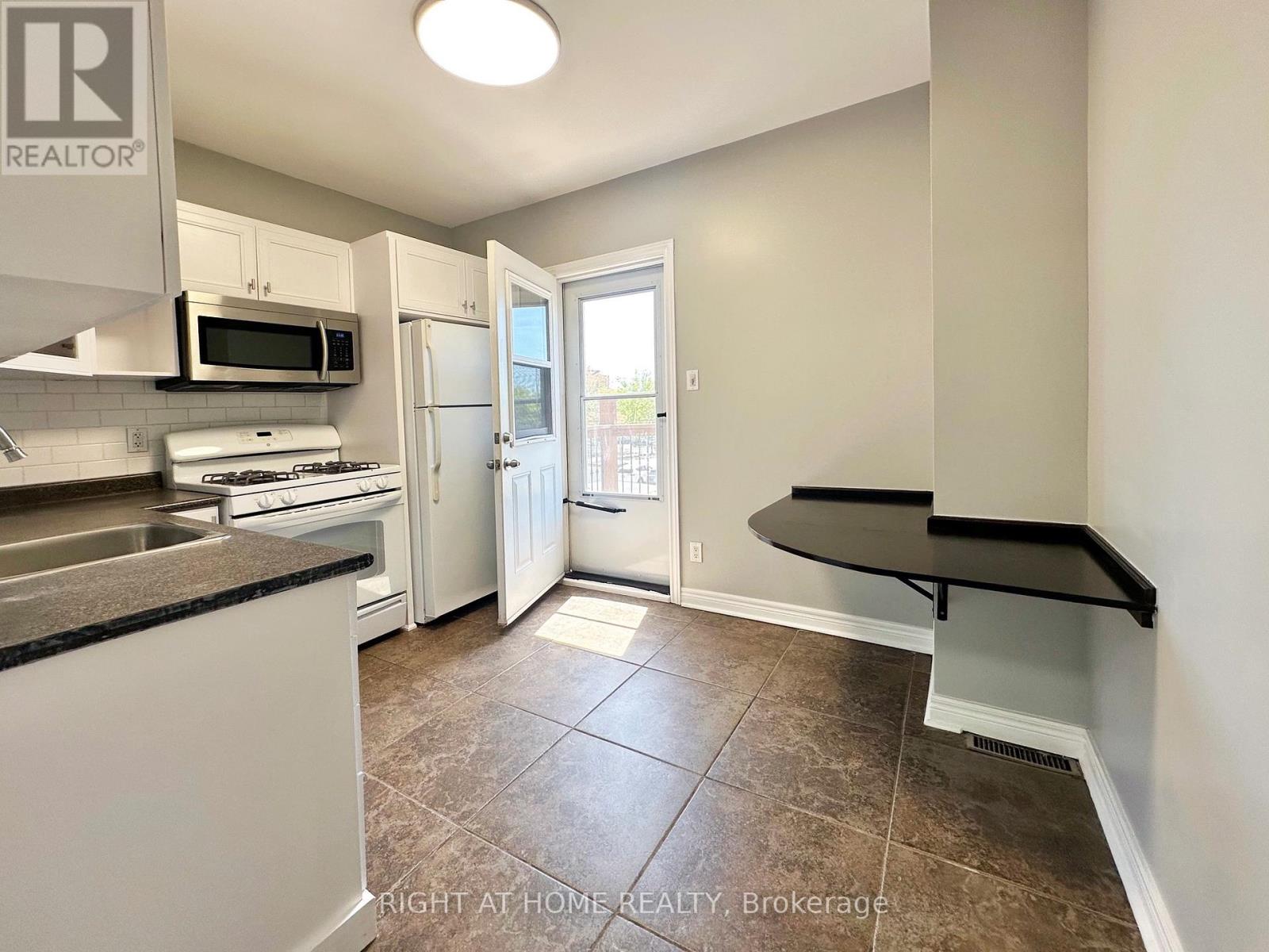 Upper - 123 Lindsey Avenue, Toronto, Ontario  M6H 1E5 - Photo 7 - C13230176