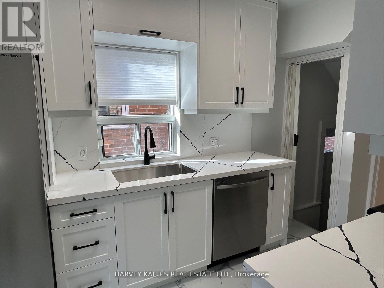 207 Old Orchard Grove, Toronto, Ontario  M5M 2E6 - Photo 6 - C13230380