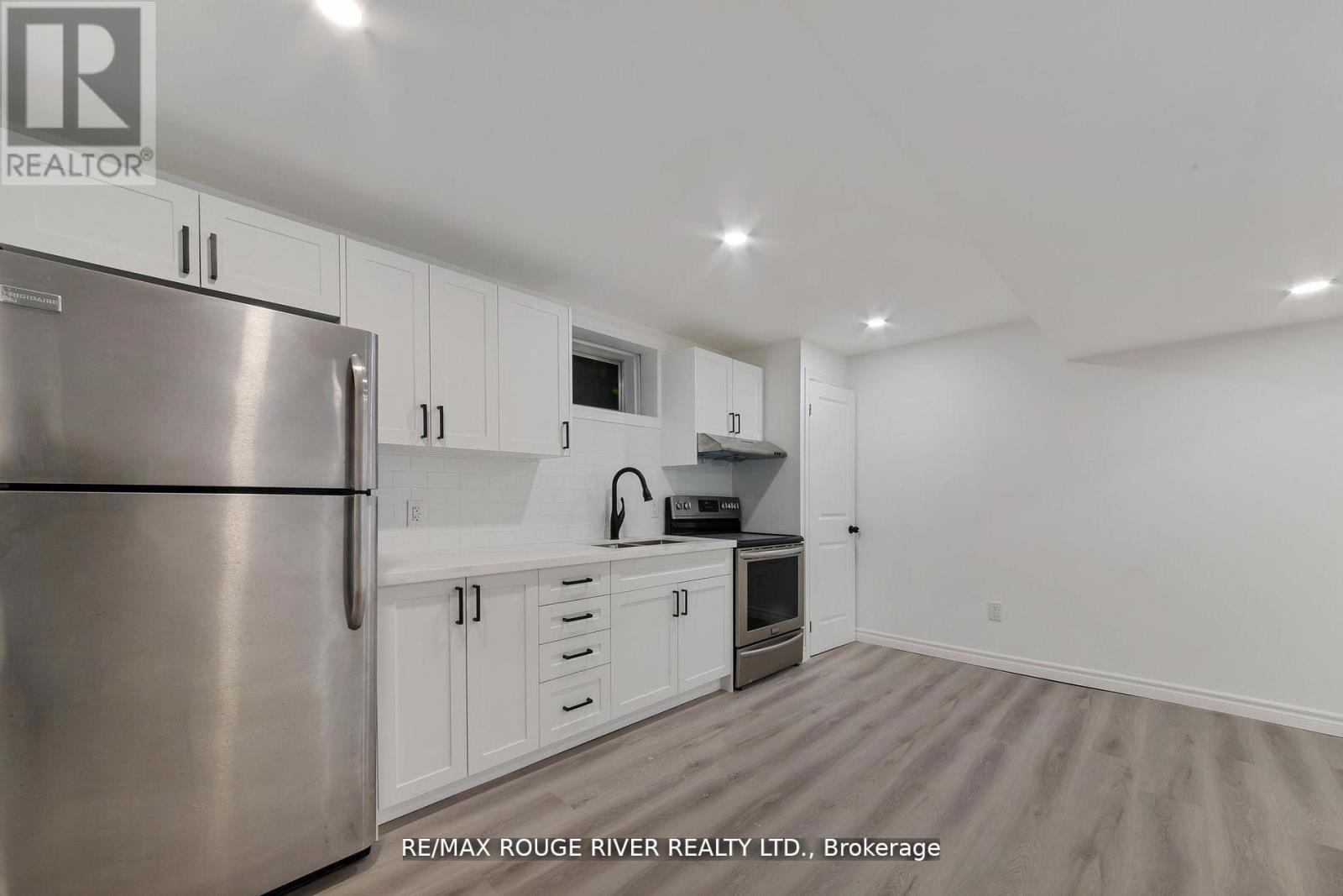 222 B Hibbert Avenue, Oshawa, Ontario  L1J 1V3 - Photo 2 - E13230390