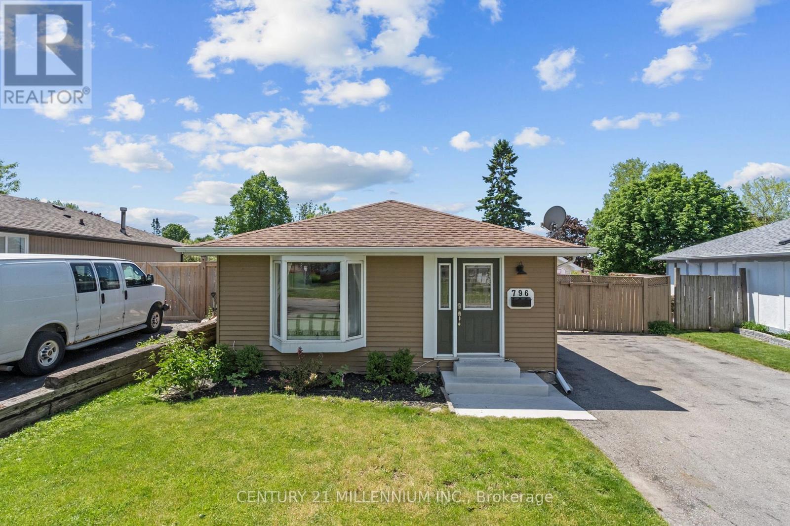 796 Grandview Drive, Oshawa, Ontario  L1H 7W7 - Photo 2 - E13230452