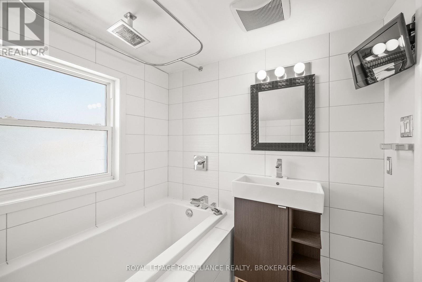 78 Regent Street, Kingston, Ontario  K7L 4J7 - Photo 21 - X12965170