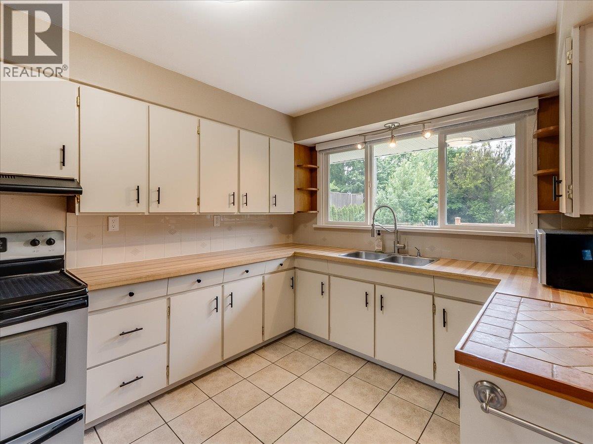 806 10th Street, Castlegar, British Columbia V1N 2H8 - Photo 9 - 10389575