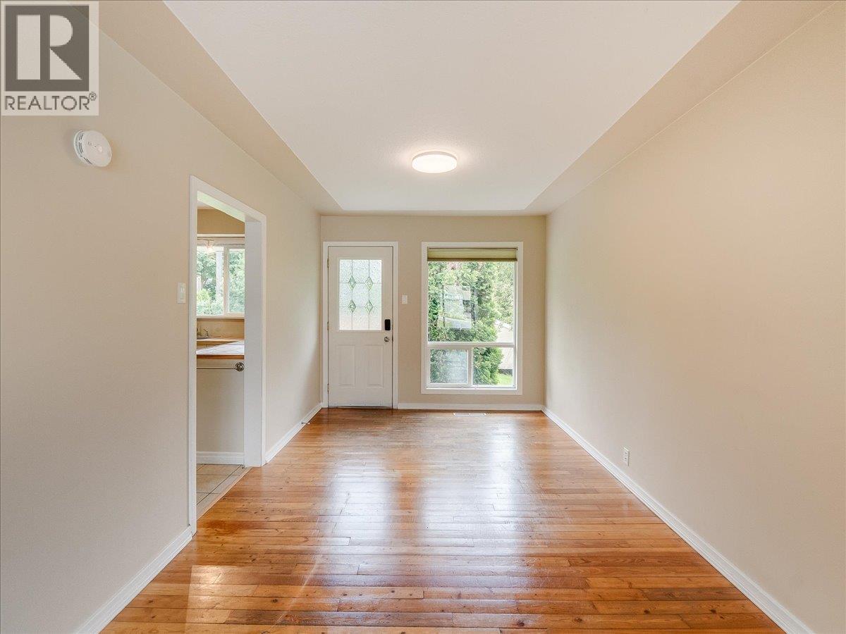806 10th Street, Castlegar, British Columbia V1N 2H8 - Photo 5 - 10389575