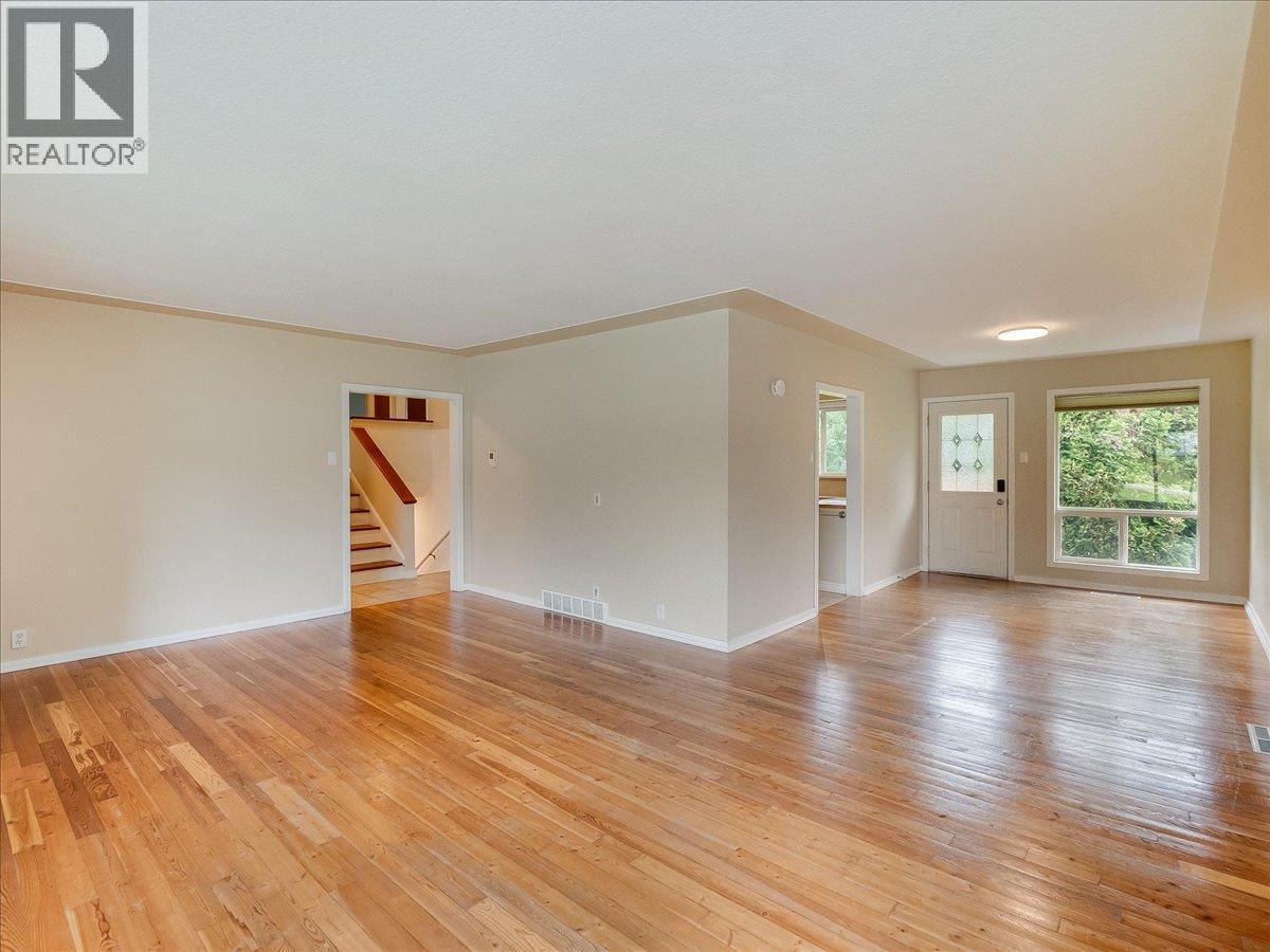 806 10th Street, Castlegar, British Columbia V1N 2H8 - Photo 2 - 10389575