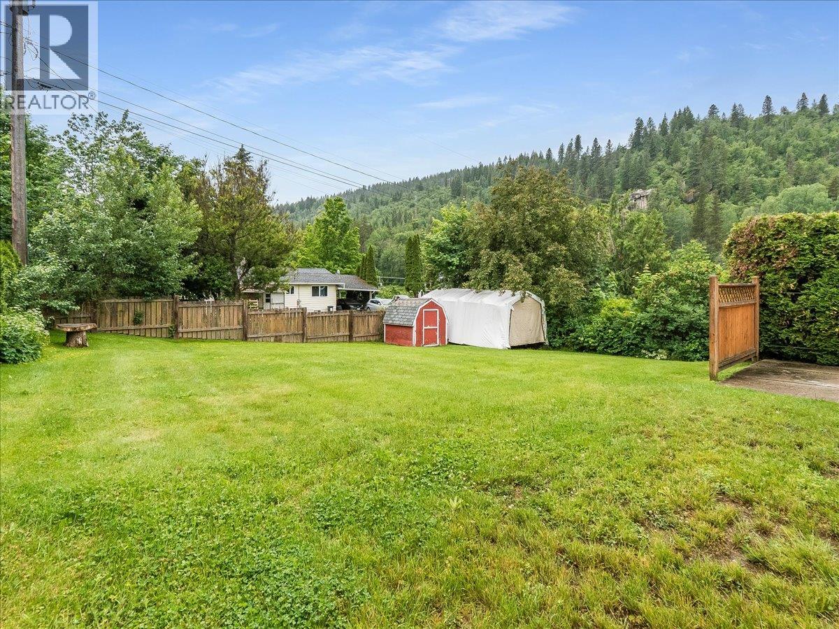 806 10th Street, Castlegar, British Columbia V1N 2H8 - Photo 38 - 10389575