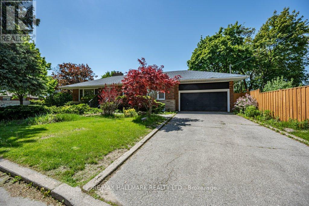 <div class="slider-price">$998,800</div><p>33 Tinder Crescent, Toronto, Ontario</p>